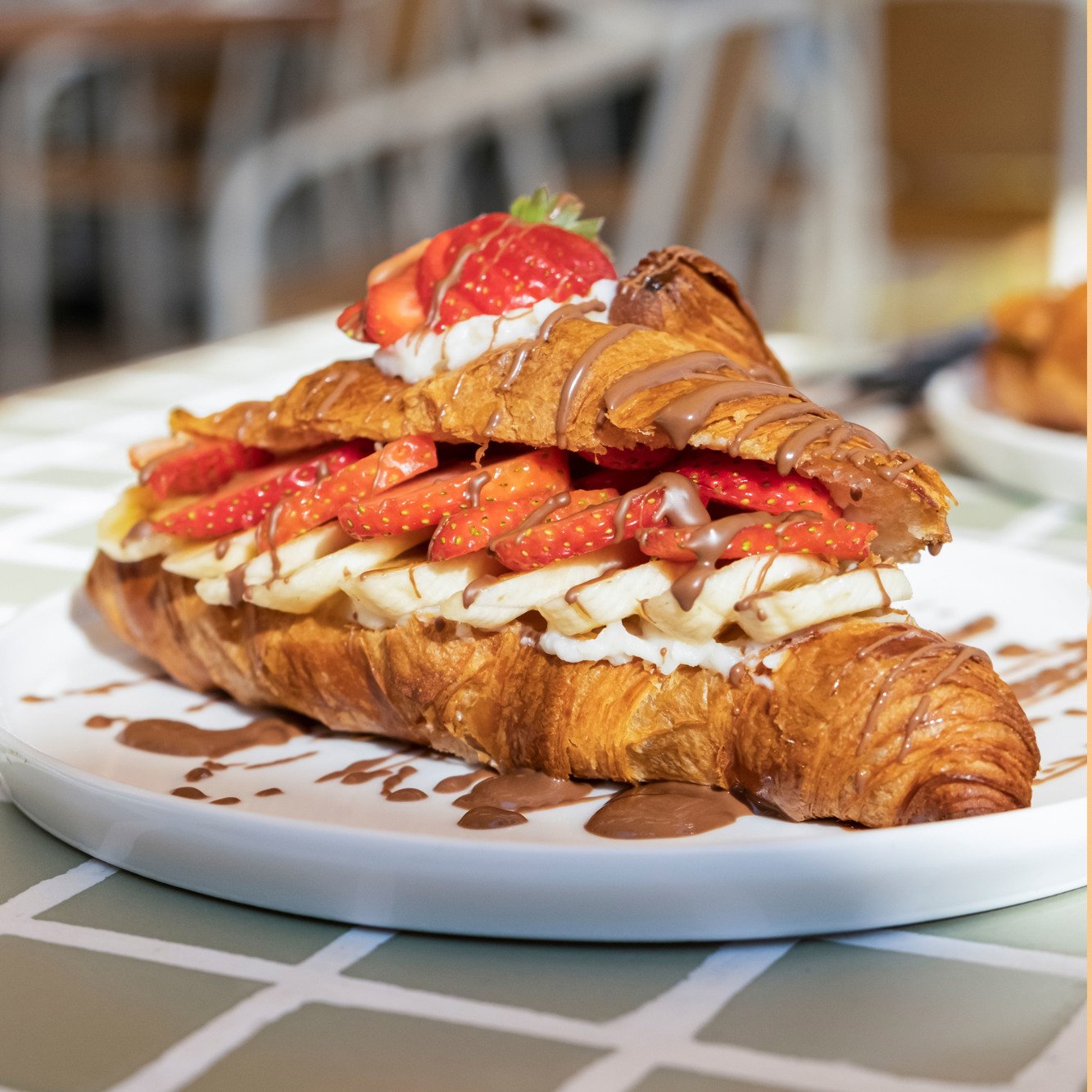 MUZLU ÇİLEKLİ ÇİKOLATALI KRUVASAN