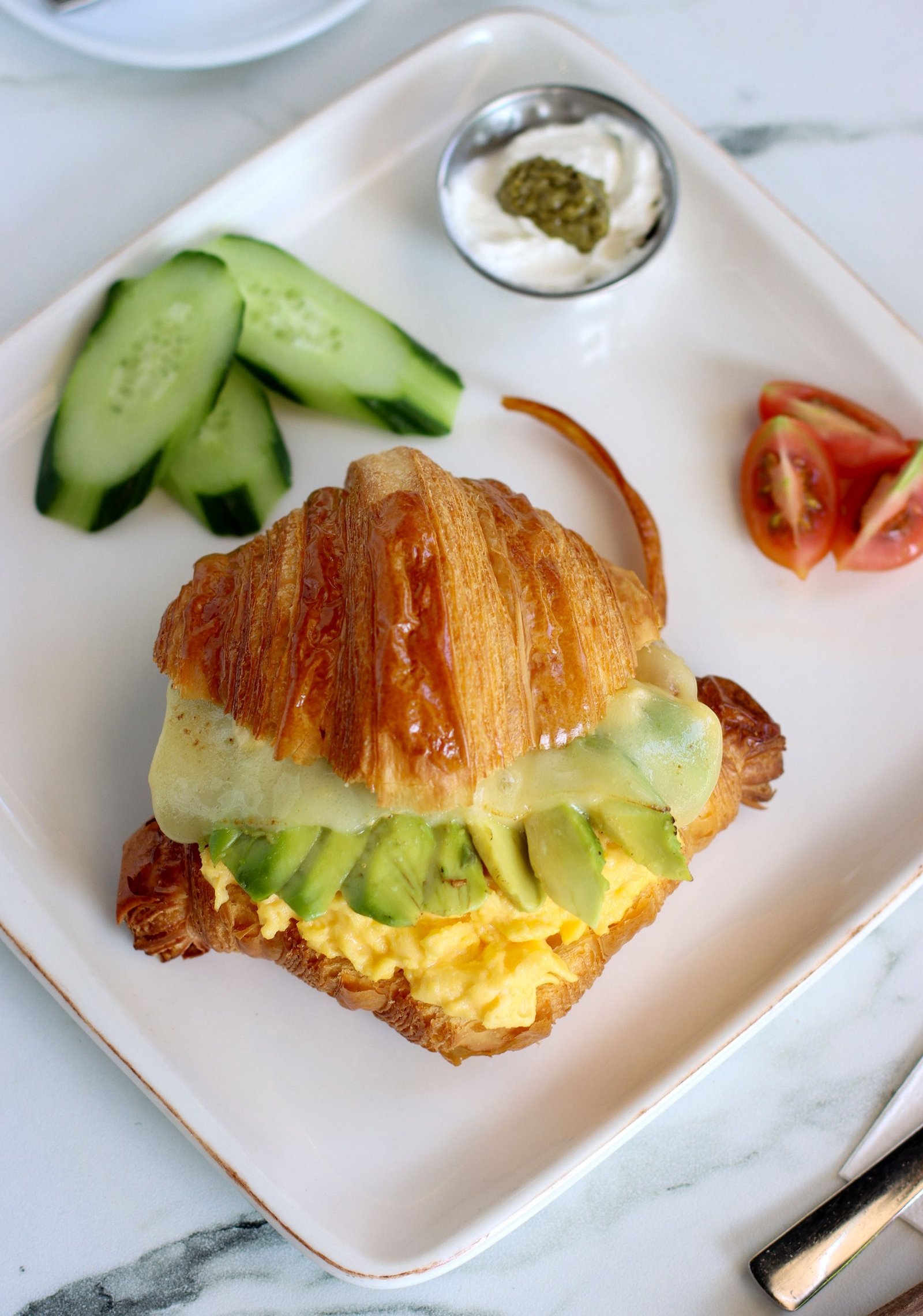 AVOKADOLU YUMURTALI KRUVASAN SANDİVİÇ